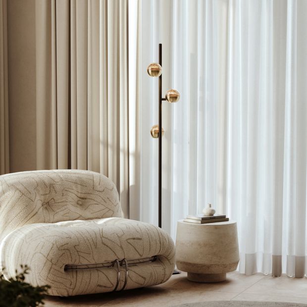 Belluno 4590ME – Zwart messing vloerlamp met dim to warm