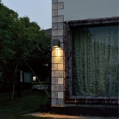 Buitenlamp Logan 1495ZW - zwarte wandlamp met modern lichtbeeld - Zwart - Elektronica, Kunststof, Metaal - Steinhauer