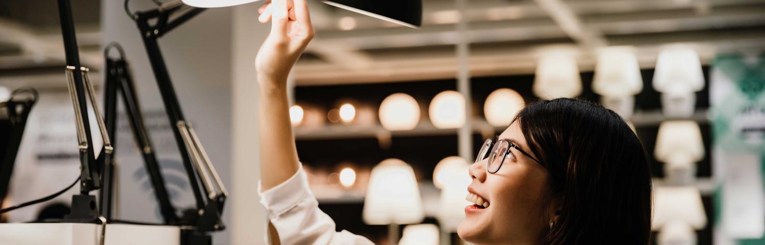 Steinhauer ondersteunt de stenen winkel
