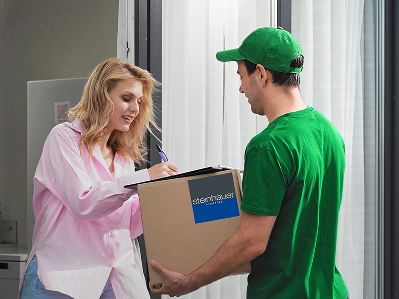 Zusteller liefert ein Paket von Steinhauer aus