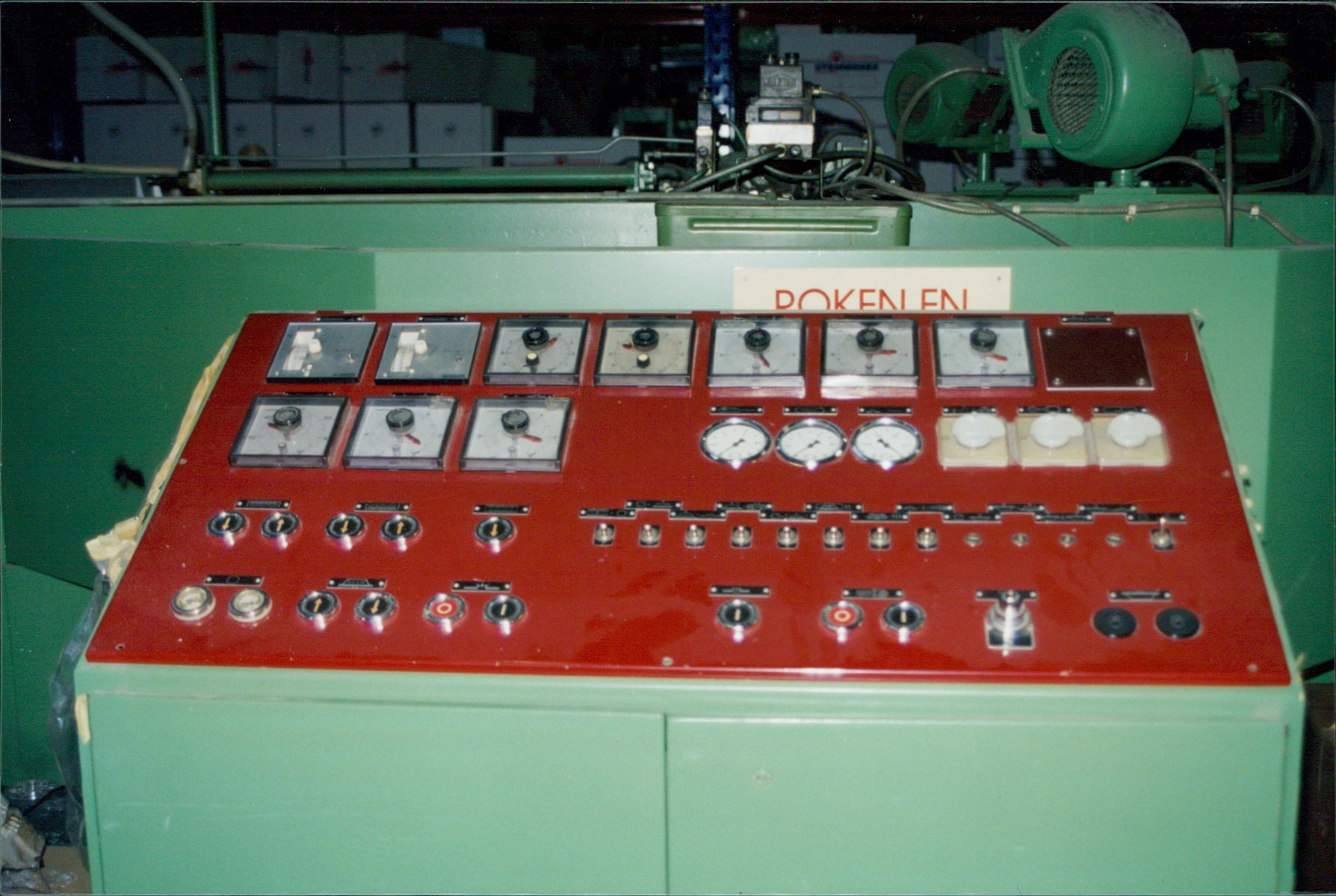 Ancienne machine autrefois utilisée pour fabriquer des abat-jour en plastique